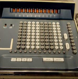 Photo of a comptometer machine